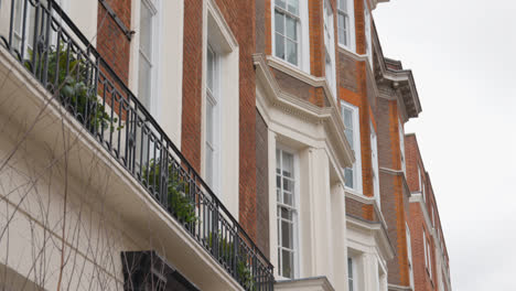 Exterior-Of-Georgian-Building-In-Grosvenor-Street-Mayfair-London